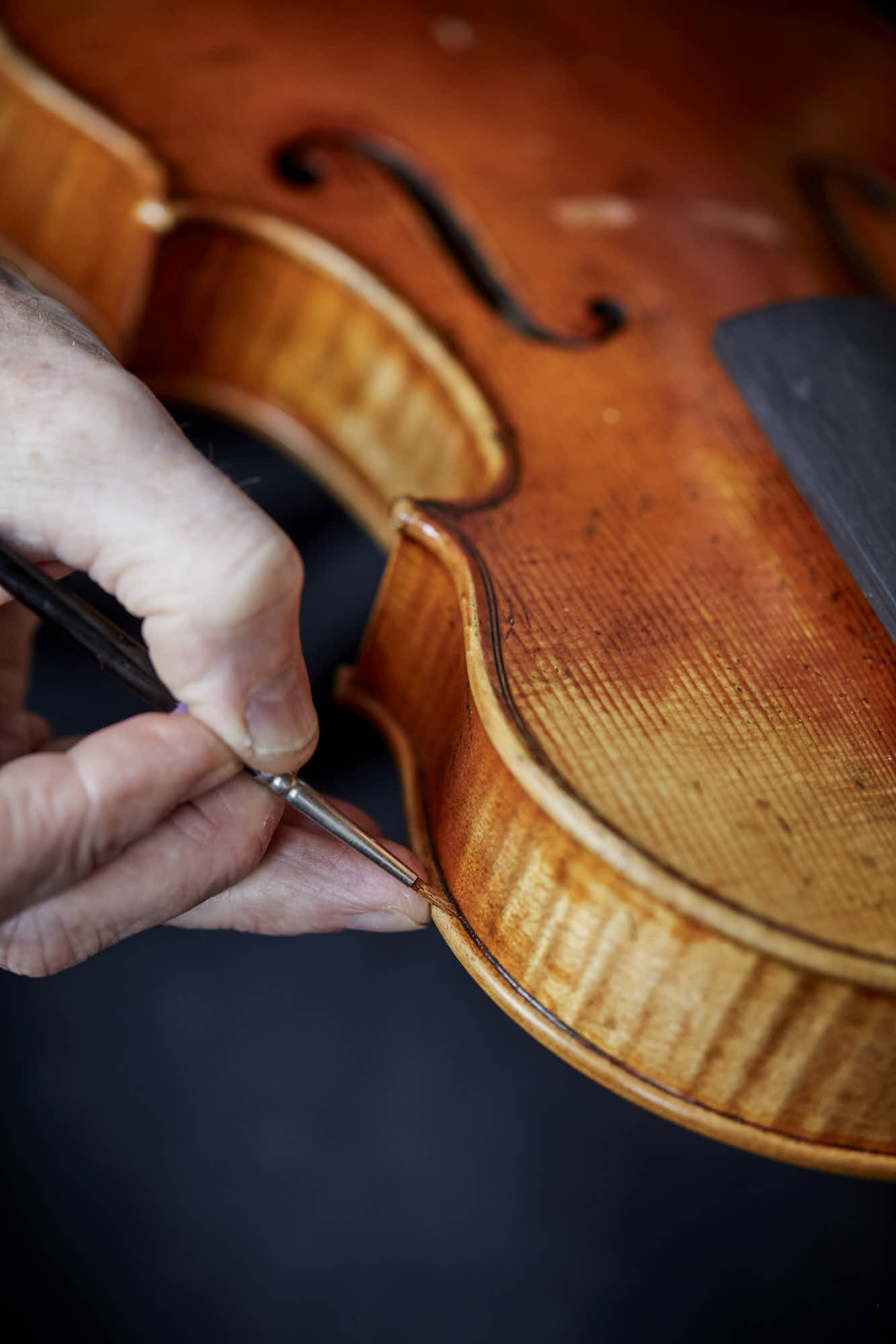 Painting details on violin